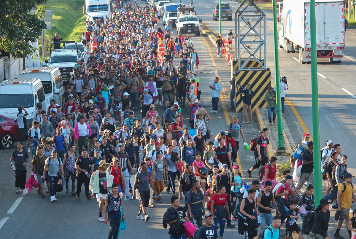 Otros 1000 migrantes se unen a la caravana que avanza desde la